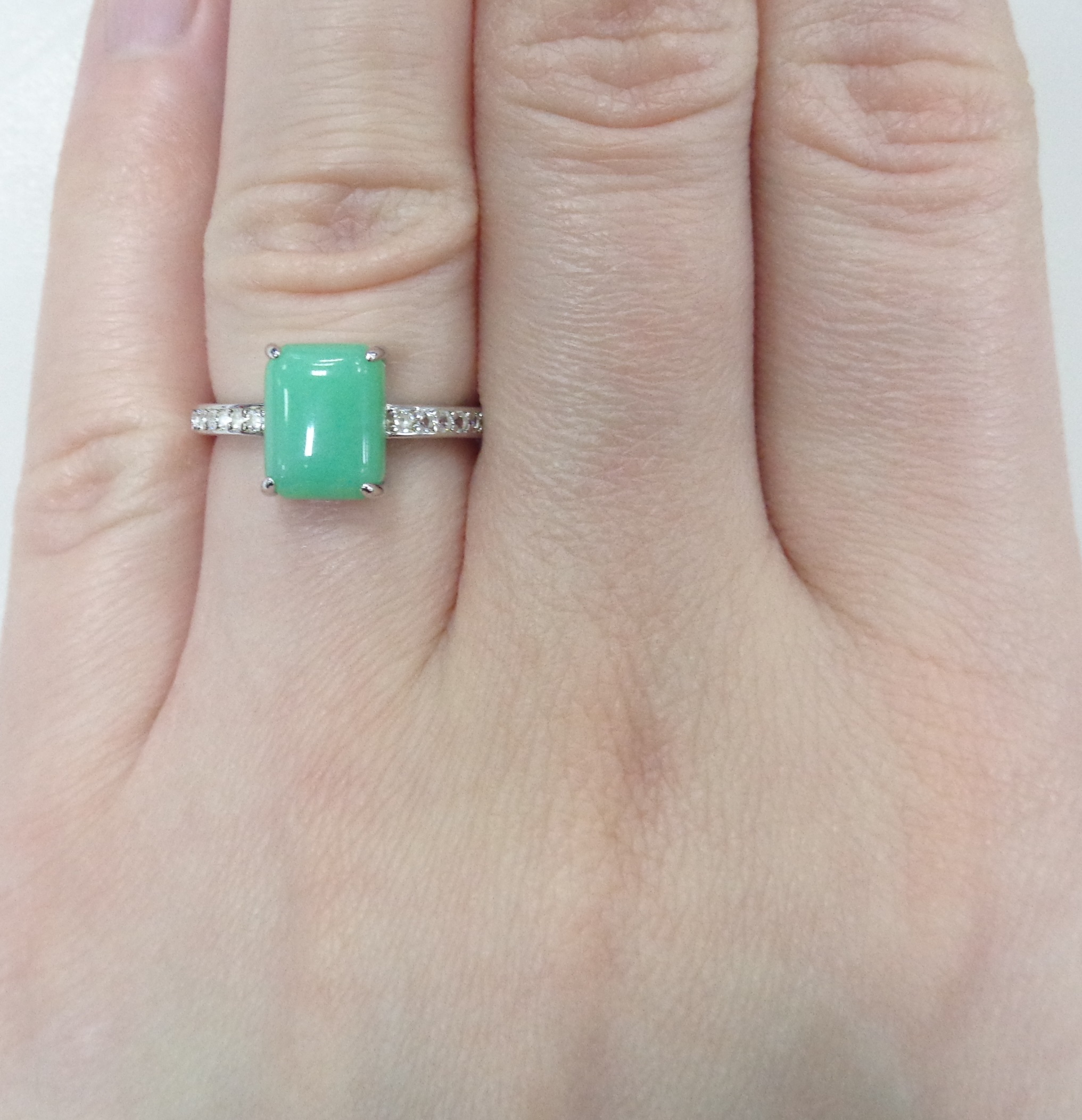 Серебряное кольцо с зеленым халцедоном